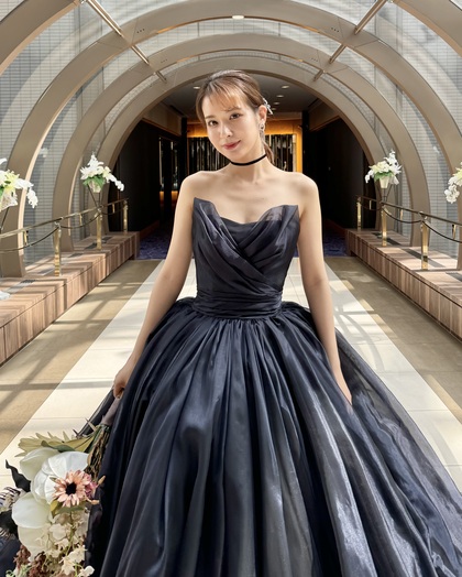 ふんわり広がる　ネイビーブラックカラードレス　