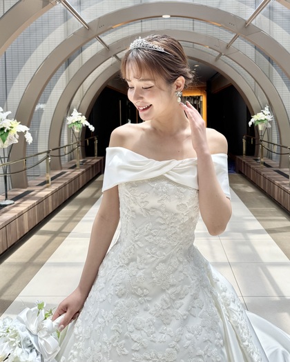 HARDY AMIES　ロールカラーサテンドレス