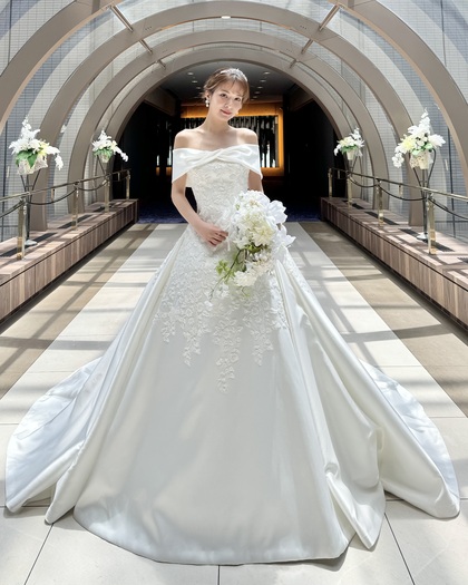 HARDY AMIES　ロールカラーサテンドレス