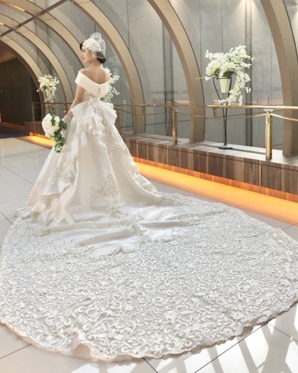 バックスタイルが華やかなウェディングドレス