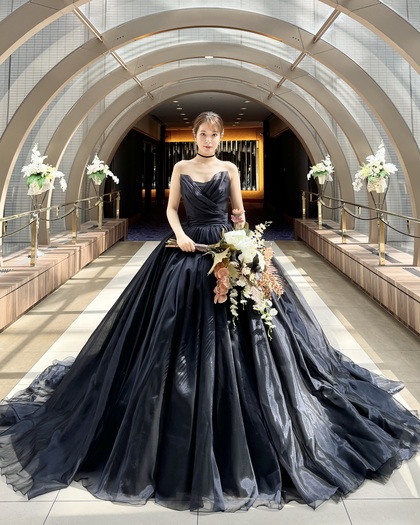 ふんわり広がる　ネイビーブラックカラードレス　