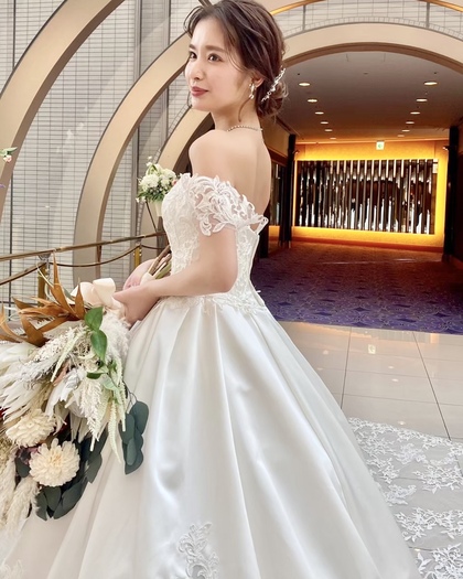 王道サテンウェディングドレス　レースロングトレーン　