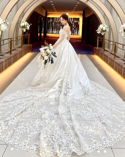 王道サテンウェディングドレス　レースロングトレーン　