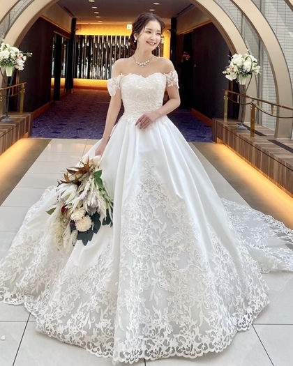 王道サテンウェディングドレス　レースロングトレーン　