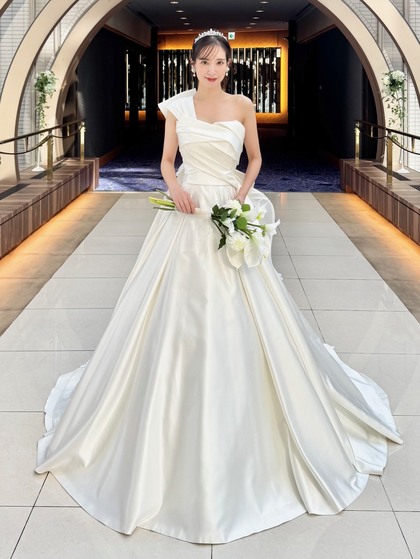 シルクサテンの光沢が美しいウェディングドレス