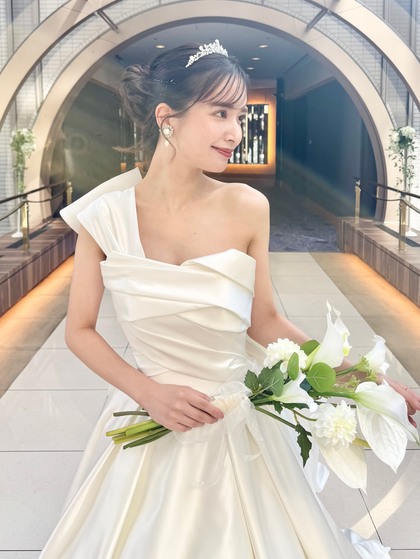 シルクサテンの光沢が美しいウェディングドレス