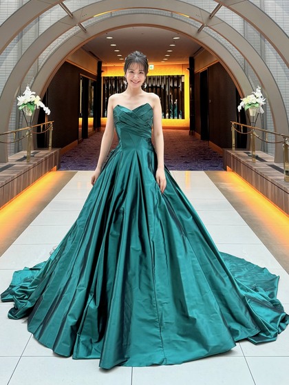 グリーンカラードレス　サテン光沢