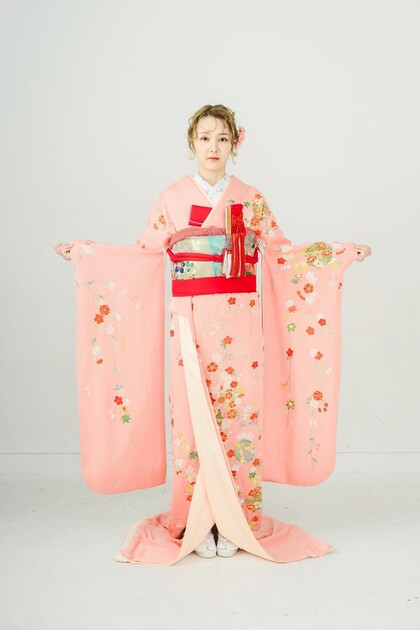 引き振袖　ピンク地刺繍