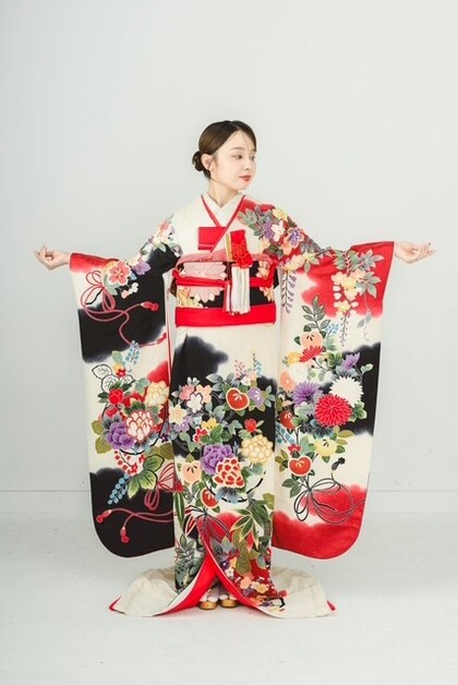 引き振袖　白地に赤黒　