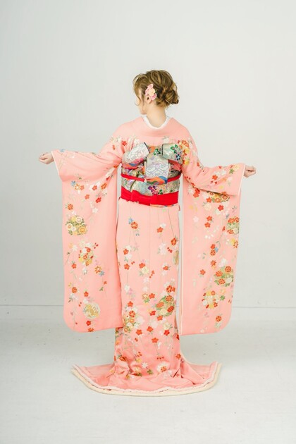 引き振袖　ピンク地刺繍