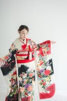 引き振袖　白地に赤黒　