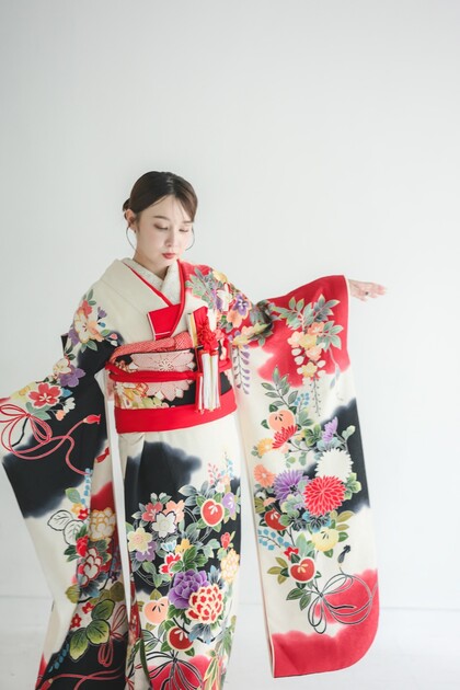 引き振袖　白地に赤黒　