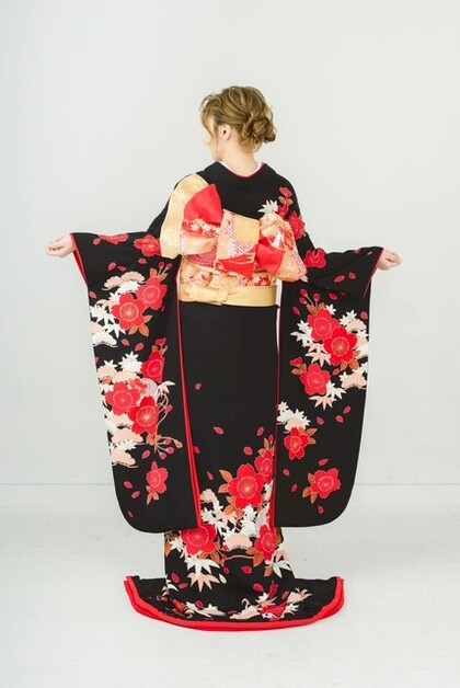 引き振袖　黒字に赤花