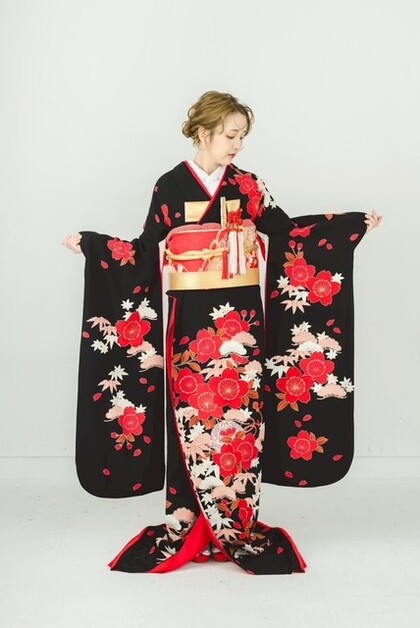 引き振袖　黒字に赤花