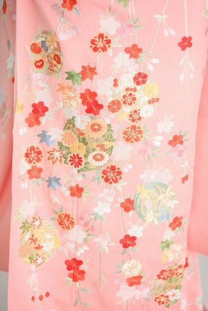 引き振袖　ピンク地刺繍