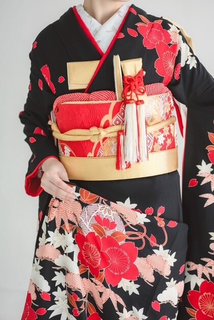 引き振袖　黒字に赤花